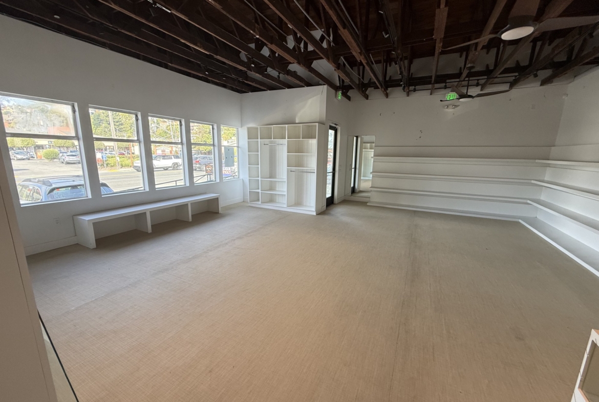 242 Shoreline Hwy Interior Photo B