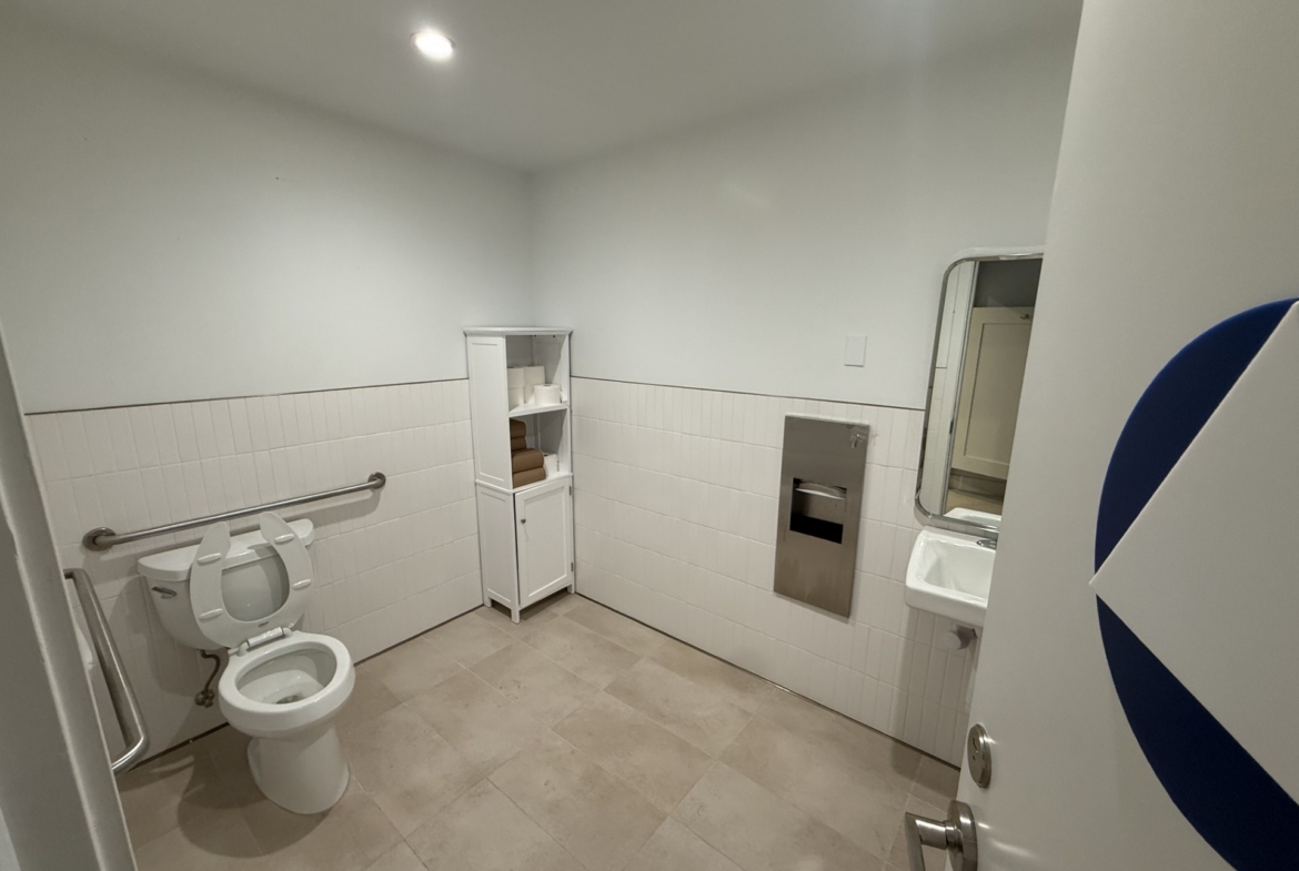 242 Shoreline Hwy Restroom Photo